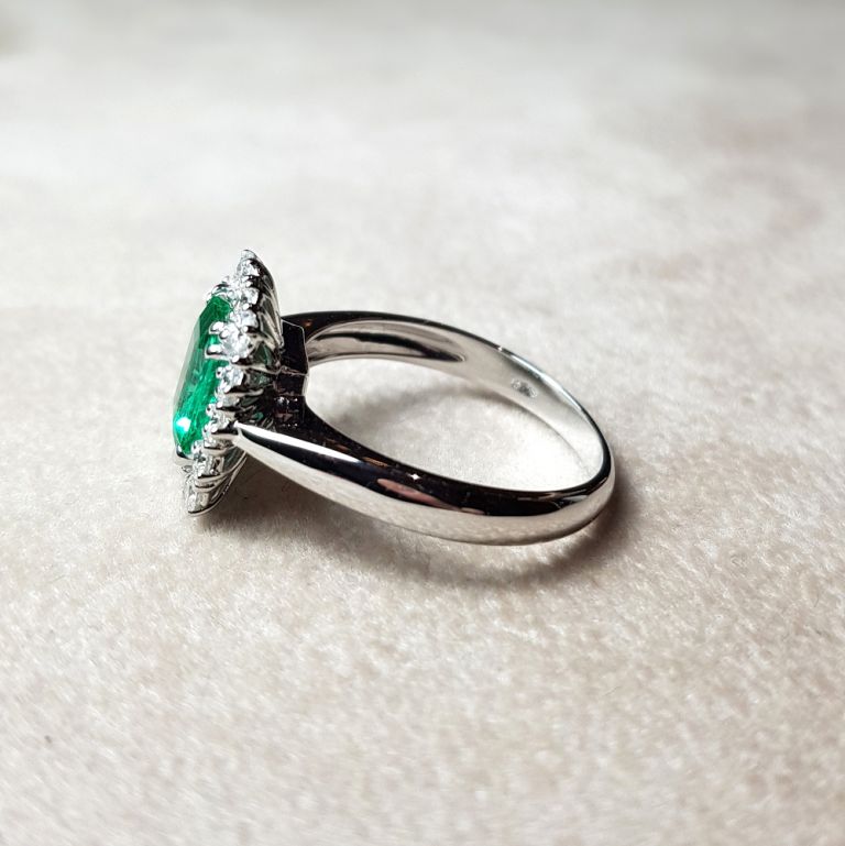 Ring white gold 18k emerald ct. 1.06 with diamonds ct. 0.48 tot. (made in Italy)