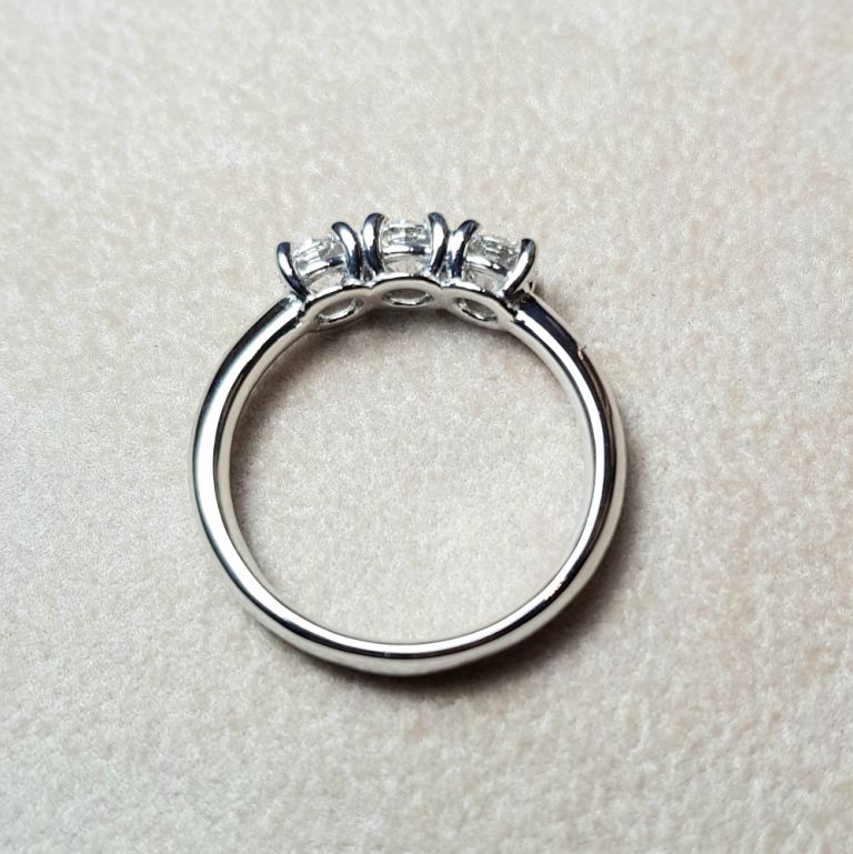Trilogy ring 18k white gold diamonds ct. 0,90 total F VS1 (made in Italy)